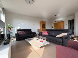 <p>Dit appartement (penthouse) bevindt zich op een strategische centrale locatie, op wandelafstand van het commerciële centrum van Deinze, het station van Deinze is vlot te voet of met de fiets bereikbaar, wat zorgt voor een uitstekende verbinding met Gent, Kortrijk en Brussel.</p><p></p><p>De locatie combineert een stedelijke omgeving met de nabijheid van de rivier de Leie, wat zorgt voor recreatiemogelijkheden zoals wandelen en fietsen langs de jaagpaden.</p><p></p><p>Het appartement heeft maar liefst 145m² bewoonbare oppervlakte en beschikt even een over een kelder en twee autostaanplaatsen.</p><p>Op de derde verdieping, die u via de lift en trap kan bereiken, komt u binnen in de inkomhal voorzien van gastentoilet. <br />Er is een ruime lichtrijke woonkamer met zicht op de Leie. </p><p><br />De open keuken is uitgerust met kookplaat, oven, dampkap, koelkast en aanpalend een berging voorzien van de nodige aansluitingen. <br />Aansluitend aan de woonkamer is er een zuidgericht terras met eveneens zicht op de Leie.</p><p></p><p>De badkamer is voorzien van ligbad en lavaobmeubel. Er zijn 4 kamers die momenteel ingericht zijn als 2 slaapkamers, bureau en dressing. </p><p><br />De masterbedroom is zeer ruim en heeft mooie glaspartijen en beschikt over een eigen badkamer voorzien van douche, lavabomeubel, ligbad en een apart toilet.</p><p></p><p>Algemene kosten: € 100</p>