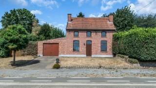 Immo3000 heeft deze charmante woning te koop in het rustige Sint-Joris-Winge. Deze gezellige gezinswoning beschikt over een bewoonbare oppervlakte van 141 m². De woning is gelegen op een ruim perceel van 1732 m², waarbij het tuingedeelte is gelegen aan de zij- en achterkant, wat zorgt voor voldoende privacy en vele mogelijkheden om te ontspannen of om met familie en vrienden buiten te vertoeven.<br />Op de benedenverdieping vinden we een leefruimte met open keuken, een badkamer en een overdekt terras. Op de eerste verdieping zijn er twee zeer ruime slaapkamers.<br />Er is een grote garage aanwezig (eventueel om te vormen naar andere doeleinden) en parkeerplaats op eigen terrein.<br />Dankzij de gunstige ligging bent u omringd door natuur en rust, terwijl u toch vlot toegang heeft tot alle nodige voorzieningen in de omgeving, ideaal voor wie op zoek is naar een nieuwe thuis met veel potentieel!<br />Gezien de woning een EPC-label F heeft, moet er wel binnen de zes jaar na aankoop gerenoveerd worden naar minstens een EPC-label D (renovatieplicht).<br /><br />