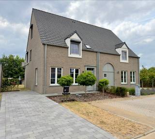 Instapklare, energiezuinige halfopen woning in de duurzame verkaveling Proostlaan te Vorselaar <br /><br />(Wil je een bezoek inplannen? Zie link onderaan de beschrijving)<br /><br />Deze halfopen woning uit 2021 is nog in uitstekende staat en combineert een hedendaagse afwerking met een zeer zuinig energieverbruik. Ze ligt in de rustige, kindvriendelijke wijk Proostlaan, met een trage weg naar het kasteeldomein en vlotte verbinding met het centrum.<br /><br />Via de inkomhal met apart gastentoilet komt u in de lichtrijke, open leefruimte met zithoek, eetplaats en volledig uitgeruste keuken met kookeiland en bar. Grote ramen geven veel lichtinval en directe toegang tot terras en tuin. Een berging met aansluitingen voor wasmachine en droogkast vervolledigt het gelijkvloers.<br /><br />Op de verdieping bevinden zich drie volwaardige slaapkamers en een ruime badkamer met dubbele wastafel, inloopdouche en ligbad. Via een vaste trap bereikt u de deels afgewerkte zolder, momenteel in gebruik als opslag en fitnesshoek, met mogelijkheid tot verdere inrichting.<br /><br />Buiten is er een onderhoudsvriendelijke tuin met terras.<br /><br />De woning is gebouwd volgens de laatste energienormen: zonnepanelen, ventilatie systeem C en PVC-buitenschrijnwerk met hoogrendement++ glas. Dankzij E-peil E17 en EPC-label A geniet u van een laag energieverbruik. Alle keuringsattesten (elektriciteit, sanitair, EPB, verwarming, PV-installatie) zijn beschikbaar.<br /><br />Troeven:<br />* Volledig instapklaar, gebouwd in 2021<br />* EPC-label A (E17)<br />* Zonnepanelen (10) en regenwaterput (5000 L)<br />* 3 slaapkamers + uitbreidbare zolderruimte<br />* Badkamer met inloopdouche én ligbad<br />* Apart gastentoilet<br />* Rustige, duurzame verkaveling nabij het kasteeldomein<br />* Alle keurings- en energieattesten beschikbaar<br /><br />Bezichtigingen enkel op afspraak via:<br />https://calendar.app.google/byvB4rvuSdFccYti6<br /><br />De link werkt niet in de app. Open het zoekertje via de website of typ de link in je browser.<br /><br />Geen geschikt moment of vragen? Neem contact op via Toon e-mailadres<br /><br />Graag geen makelaars.