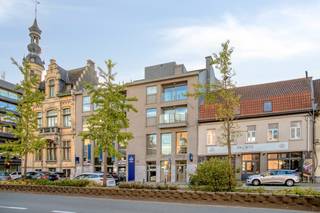 Fenomaal verzicht en centraal gelegen...<br /><br />Op de derde verdieping van residentie Chopin, "boven de KBC", ligt dit mooi appartement. <br />Via de lift komen we aan op de 3de verdieping, waar zich vanuit de inkomhal met gastentoilet toegang heeft tot ofwel een eerste slaapkamer ofwel tot de lichtrijke leefruimte met halfopen keuken en praktische keukenberging. Het licht valt er binnen vanuit het grote schuifraam!<br />Achte deze woonkamer is er nog een gang met toegang tot het ruime zonneterras achteraan het gebouw. Deze gang is eveneens de verbinding van de tweede slaapkamer, de berging en de badkamer met bad/douchecombinatie en dubbel lavabomeubel.<br /><br />In de kelderruimte hoort een privékelder bij het appartement, alsook is er achter het gebouw een autostaanplaats voorzien, beveiligd met een automatische poort.<br /><br />Overal dubbele beglazing (zeer goed EPC: klasse B!)<br />CV op gas.<br /><br />Topligging voor de echte Wevelgemnaar, vlakbij winkels, openbaar vervoer en scholen!
