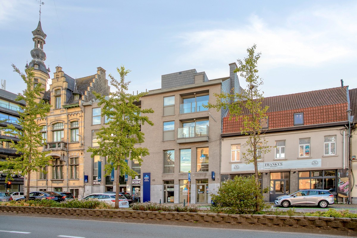 Mooi centraal gelegen appartement met 2 slaapkamers en autostaanplaats! - foto 1