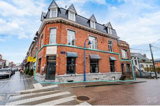 We Invest presents a commercial ground floor in very good condition, ideally located in the heart of Beauraing. This commercial ground floor...