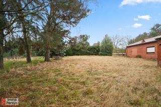 Droom je van een ruime woning met een riante tuin op een vlot bereikbare locatie?<br />Dit perceel aan de Staatsbaan 182 A in Bekkevoort biedt jou met een indrukwekkende oppervlakte van 1.506 m² alle ruimte om jouw woondromen waar te maken.<br /><br />Dankzij de centrale ligging geniet je van een uitstekende verbinding naar omliggende steden zoals Scherpenheuvel en Diest, terwijl scholen, winkels en openbaar vervoer dichtbij zijn. Op het perceel staat momenteel nog een magazijn met een bebouwde oppervlakte van 314 m² (bouwjaar 1981), wat interessante perspectieven biedt voor wie een knap vernieuwings- of nieuwbouwproject plant.<br /><br />Doordat je hier de mogelijkheid hebt om een gloednieuw ontwerp te realiseren, kies je zelf voor een maximaal niveau van energiezuinigheid. Denk aan hoogwaardige isolatie, een warmtepomp en zonnepanelen om een Bijna-Energieneutrale (BEN) woning te creëren die klaar is voor de toekomst én je energiefactuur laag houdt.<br /><br />Heb je interesse in deze bouwgrond?<br />Maak vandaag nog je afspraak.<br />Mail naar info@immopersyn.be of bel 013 444 008.<br />