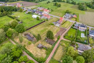 <p>Te koop: open bebouwing in Werchter, gelegen in de Varentstraat te Werchter, omringd door groen en op korte afstand van scholen.</p>

<p>Deze woning uit 1961 biedt een gunstige landelijke ligging, een ruim perceel van 64,86 are en is ideaal voor wie rust zoekt of dieren wil houden. De grote tuin met vijver vormt een prachtige plek om te ontspannen en te genieten van de natuur. Dankzij de solide constructie en de ruimte die het pand te bieden heeft is dit ideaal om uw droomwoning te creëren!</p>

<p>Belangrijkste ruimtes:<br />• Woonkamer met gezellige indeling<br />• Keuken met kookplaat, oven, koelkast en vaatwasser<br />• Badkamer met douche, toilet en wastafel in meubel<br />• Twee slaapkamers<br />• Inkomhal<br />• Berging<br />• Kelder<br />• Zolder<br />• Ruime tuin met vijver</p>

<p>Troeven:<br />• Gunstige landelijke ligging<br />• Ruim perceel van 64,86 are<br />• Ideaal voor rust en het houden van dieren</p>

<p>Neem vandaag nog contact op met je ERA-makelaar voor een bezoek.</p>

<p>JOUW DROOMHUIS. ZO GEVONDEN!</p>
