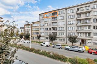 <p>Voor meer info of bezoek, bel 02/884.23.26 - In Evere, dicht bij<strong> openbaar vervoer</strong> en <strong>winkels</strong>, vindt u dit<strong> 1-slaapkamerappartement</strong> van 55m² met terras gelegen op de 5de verdieping. Het bestaat uit een<strong> inkomhal,</strong> een<strong> lichtrijke woonkamer</strong> die leidt naar een<strong> terras van 6m² </strong>, een <strong>aparte keuken</strong>,<strong> 1 slaapkamer</strong> en een <strong>badkamer</strong>. Het appartement is momenteel <strong>verhuurd,</strong> dus<strong> ideaal als investering. </strong>De<strong> huurprijs </strong>mits indexering is<strong> 710€ per maand.</strong></p>
