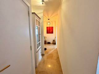 Dit appartement in Hasselt is te huur op een toplocatie aan de kleine ring van Hasselt, op korte afstand van het centrum van Hasselt. Dankzij de ligging in Hasselt geniet u van een uitstekende bereikbaarheid en bevinden alle voorzieningen zich in de directe omgeving. Dit appartement in Hasselt wordt aangeboden voor verhuur en is ideaal voor wie comfortabel wil huren in een levendige buurt.Verdiep +3- inkomhal- lichtrijke leefruimte- volledig uitgeruste keuken- 2 bergings- 2 volwaardige slaapkamers- badkamer- toilet- balkon- terrasVerdiep -1- kelderberging- staanplaatsDit energiezuinig appartement te huren in Hasselt beschikt over een praktische indeling en een private staanplaats, wat een grote troef is in deze regio van Hasselt. De ligging op de kleine ring van Hasselt zorgt voor een vlotte verbinding naar omliggende gemeenten en het centrum van Hasselt.In de nabije omgeving van dit vastgoed in Hasselt vindt u scholen, winkels en openbaar vervoer, wat het dagelijks leven bijzonder aangenaam maakt. Dit appartement in Hasselt is ideaal voor wie op zoek is naar immo te huur met een goede ligging en alle comfort binnen handbereik.De snelste manier om een bezoek te brengen aan dit appartement? Vraag je bezoek aan via de rode knop op onze website (www.dewaele.com).Telefonisch kunnen er geen afspraken gemaakt worden. Bij andere vragen kun je ons telefonisch contacteren via 011 30 50 50.