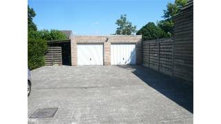 Een goed gelegen appartementsgebouw bestaande op het gelijkvloers uit een studio vooraan bestaande uit een woonkamer, open ingerichte...
