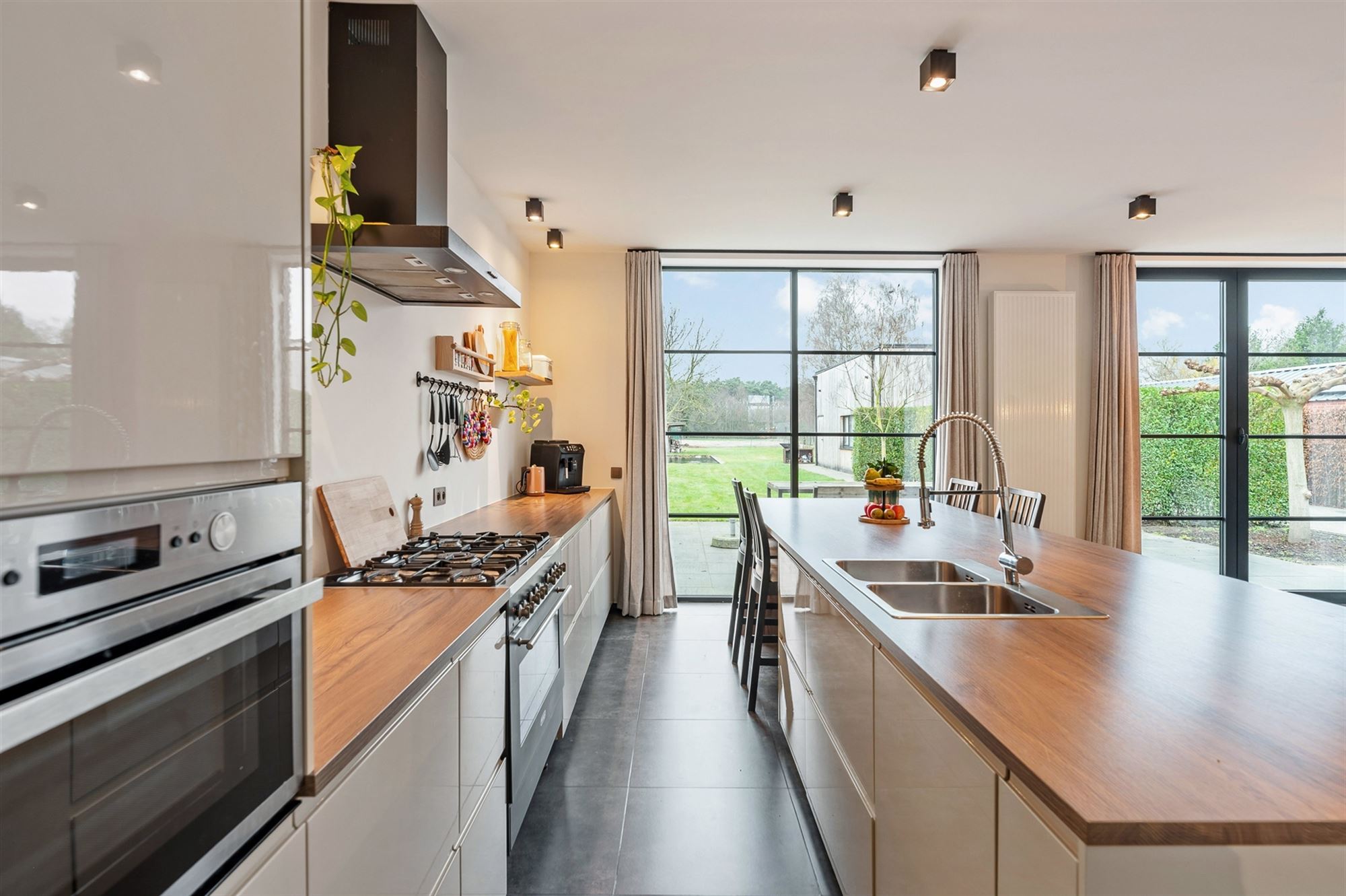 PRACHTIG GERENOVEERDE WONING MET RUIME GARAGE OP IDEALE LIGGING! - foto 5