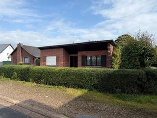 <p><span>Jouw nieuwbouwplannen beginnen hier: 7a20ca met mogelijkheid tot bouwen aan 6% btw.</span></p><p><span> </span></p><p><span>Op zoek naar een plek om jouw droomwoning te realiseren? In de Heidebloemstraat 8 te Oudsbergen bieden we een perceel van 720 m² aan, met een bestaande woning die aan een grondige renovatie toe is. Een interessante opportuniteit voor wie kiest voor een nieuwe start via sloop en heropbouw.</span></p><p><span> </span></p><p><span>Een belangrijke troef? Onder de wettelijke voorwaarden kunnen de in aanmerking komende sloop- en heropbouwwerken genieten van 6% btw in plaats van 21%. Dat kan een aanzienlijke besparing opleveren bij de realisatie van jouw nieuwbouwwoning. Ter illustratie: op €300.000 aan werken exclusief btw die volledig voor het verlaagde tarief in aanmerking komen, bedraagt het verschil maar liefst €45.000.</span></p><p><span> </span></p><p><span>Het perceel ligt in Nieuwe Kempen, deelgemeente Opglabbeek, in een woonomgeving met school, kinderopvang en sport- en speelvoorzieningen in de wijk. Ook de groene omgeving van Oudsbergen, met haar wandel- en fietsmogelijkheden, maakt deze locatie aantrekkelijk voor wie graag buiten leeft.</span></p><p><span> </span></p><p><span>Met een oppervlakte van 7a20ca en een oostgerichte tuin biedt het perceel ruimte om jouw woonwensen vorm te geven. Denk aan een energiezuinige woning, een terras in de ochtendzon en een tuin naar jouw smaak, binnen de geldende stedenbouwkundige mogelijkheden.</span></p><p><span> </span></p><p><span>De troeven op een rij:</span></p><ul><li><span>Perceel van 720 m² in woongebied.</span></li><li><span>Perceel is +-16m breed.</span></li><li><span>Interessant potentieel voor sloop en heropbouw.</span></li><li><span>Mogelijkheid tot 6% btw op de daarvoor in aanmerking komende werken.</span></li><li><span>Oostgerichte tuin.</span></li><li><span>School, kinderopvang en recreatieve voorzieningen in de wijk.</span></li><li><span>Groene gemeente met tal van mogelijkheden voor wandelen en fietsen.</span></li></ul><p><span>Zie jij hier jouw toekomstige thuis? Contacteer Robin Raeven voor meer informatie of een bezoek via 0484 35 73 08 of robin@jemar.be.</span></p><p><span> </span></p><p><span>Het verlaagde btw-tarief is afhankelijk van het bouwproject en de persoonlijke situatie van de koper. Sloop en heropbouw zijn onder voorbehoud van de vereiste vergunningen en geldende stedenbouwkundige voorschriften. De bestaande woning en de sloopkosten zijn mee in rekening te brengen bij het totale projectbudget.</span></p><p><span> </span></p>