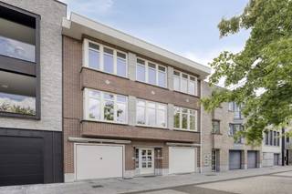 Dans l'ensemble :- ÉPC : $$$- Fenêtres en PVC, double vitrage (2014)- Portes sectionnelles renouvelées (2019)- Toit entièrement neuf (2022)- Chauffage au mazout, climatisation à chaque étage (2021)Disposition :Rez-de-chaussée :- hall d'entrée spacieux- 2 garagesÉtage +1 : - hall- salon- salle à manger- cuisine équipée- toilettes pour invitésÉtage +2 :- 2 chambres- 2 salles de bain (1 rénovée en 2018)- vinaigrette- salle de nuitÉtage -1 : sous-sol complet