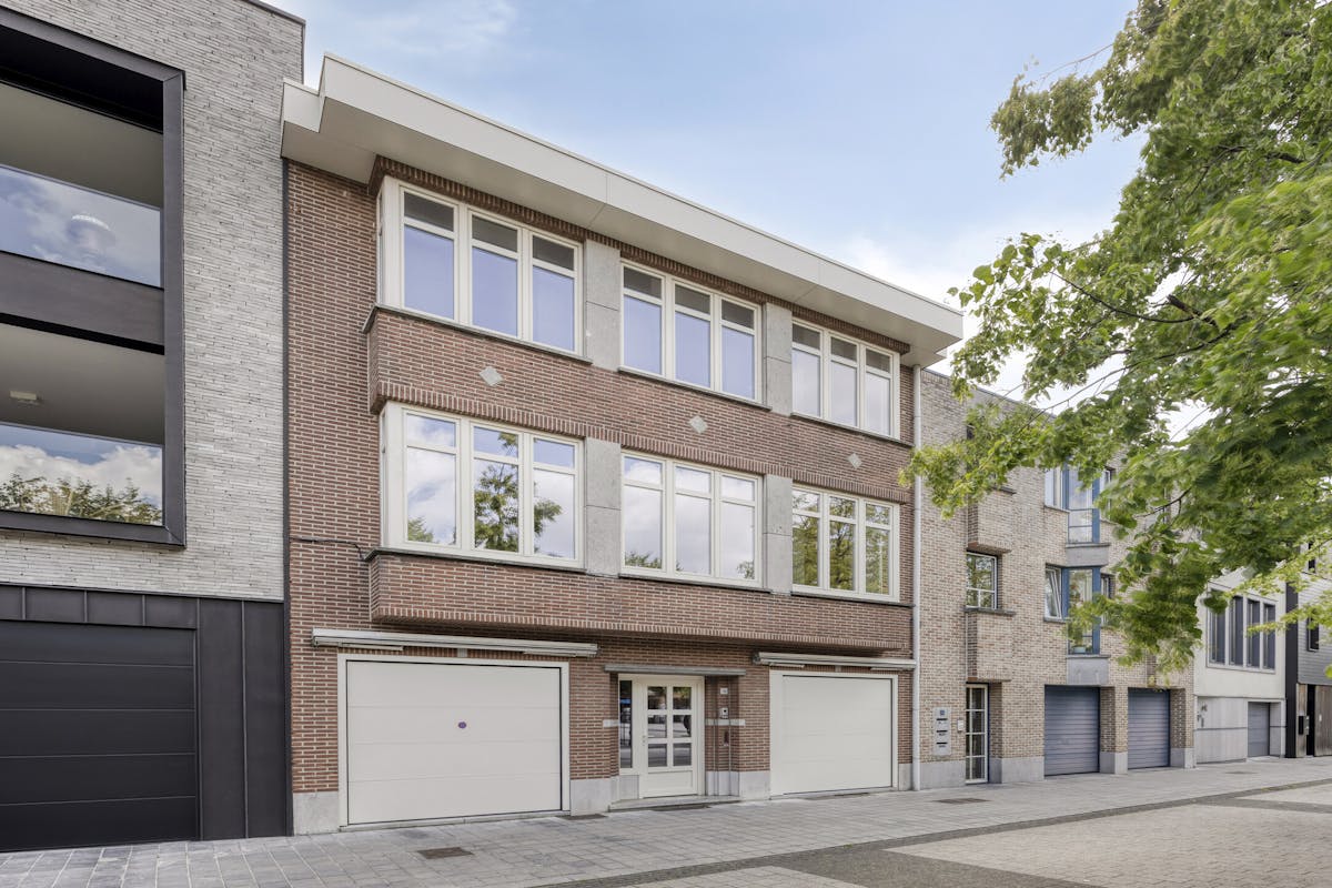 Maison de ville lumineuse et très élégante à vendre à Maaseik avec 2 garages - photo 1