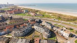 Op een rustige en groene ligging tussen Oostende en Bredene vinden we dit verzorgd tweeslaapkamerappartement met ruime terrassen aan voor-...
