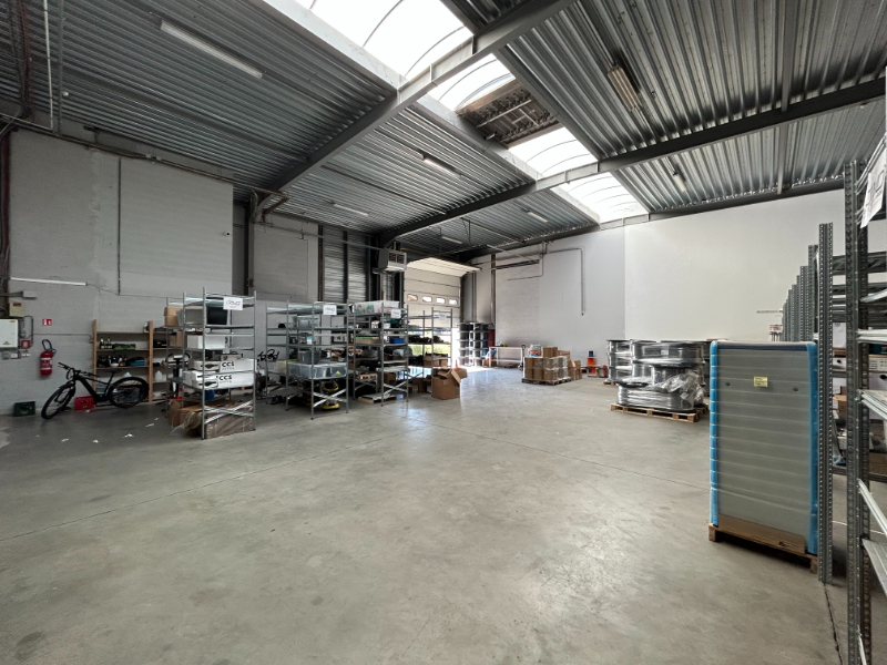Magazijn (1.104 m²) met kantoorruimte (206 m²) – op toplocatie The Loop - foto 4