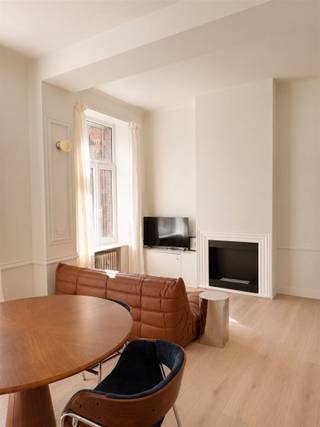 Vous cherchez un appartement prêt à l'emploi avec du caractère et du confort ? Cet appartement de 2 chambres à coucher, récemment rénové et entièrement meublé, situé au 113 Mechelsesteenweg, est exactement ce qu'il vous faut. Grâce à sa situation centrale, les magasins, les restaurants, les transports publics et les principales voies d'accès se trouvent à proximité immédiate.Avantages :- Récemment rénové- Entièrement meublé- Éléments authentiques combinés à des finitions modernes- Hauts plafonds et lumière naturelle abondanteLe hall d'entrée donne accès à un espace de vie spacieux et lumineux, où les hauts plafonds, les moulures élégantes et les finitions de haute qualité attirent immédiatement l'attention. L'espace atmosphérique combine un charme authentique avec un confort de vie contemporain et bénéficie d'une lumière naturelle agréable grâce aux grandes fenêtres. La cuisine design ouverte s'intègre parfaitement à l'espace de vie et est entièrement équipée d'appareils électroménagers de qualité et d'un grand espace de rangement.De plus, l'appartement dispose d'une chambre principale spacieuse et d'une seconde pièce plus petite qui pourrait parfaitement servir de bureau, de dressing ou de chambre d'amis. La salle de bains présente une finition moderne et est équipée de tout le confort contemporain.L'appartement est loué entièrement meublé, ce qui vous permet d'emménager immédiatement sans investissement supplémentaire.Intéressé(e) ?Remplissez vos coordonnées via notre site web afin que le gestionnaire de dossiers de l'agence immobilière Sinjoor puisse vous contacter dans les plus brefs délais.