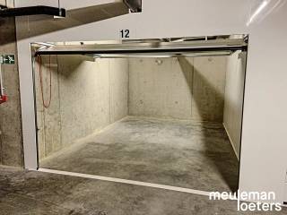 Ondergrondse garagebox (nr. 12) gelegen in residentie Marie Malou heeft een uitstekende ligging in het commercieel centrum van Oostkamp. <br /><br />De garagebox heeft een diepte van 4,95m en een breedte van 3m en is voorzien van een sectionale poort.<br /><br />De garagebox is gelegen op verdieping -1.<br /><br />Meer informatie bij ons kantoor.