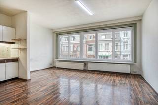 Gelegen langs de Gentsesteenweg in Kortrijk vinden we deze compacte studio van 35 m². Ideaal voor wie op zoek is naar een toegankelijke en...