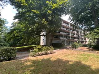 Aangenaam appartement in Residentie Zilverhof met parktuin.Uitstekende locatie op wandelafstand van scholen, openbaar vervoer, winkels en belangrijke...