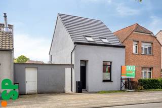 Gerenoveerde woonst met A-label en de garage via achterzijde<br /><br />Indeling: inkomhal, ruime eet- en leefruimte aan de voorzijde dat tevens geniet van geluidswerend glas, aansluitend hebben we de nieuwe keuken (2026) dat uitkijkt op de tuin, een gelijkvloers badkamer en een aparte was- en bergplaats. Op de eerste verdieping hebben we 3 ruime slaapkamers met veel natuurlijk lichtinval dankzij de vernieuwde veluxen met driedubbel glas (incl. zonnescreen, ventilatie), daarnaast beschikken de slaapkamers ook over airco's (2024). Ten slotte beschikt het pand nog over een kelder waar de technieken zijn van het ventilatiesysteem C. <br /><br />Het pand werd, met oog voor detail, volledig gerenoveerd tussen 2024-2026. Zo werden de daken (hoofddak en garage) volledig vernieuwd en de buitengevel + het dak werden geïsoleerd. <br /><br />Buiten treffen we nog een terras en tuin aan met toegang tot de garage en de achterliggende straat. <br /><br />EPC: 97 kWh/m² (A-label)<br /><br />Extra troeven: <br />- Elektriciteit conform<br />- Geen asbest aanwezig<br />- Garage met geautomatiseerde poort<br />- Zonnewerend glas aan de zuidkant<br /><br />Wenst u meer informatie of een bezoek? Contacteer IMMO SP op het nummer 014519500 of via caro@immosp.be