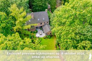 <p><strong>Prestigieuze villa met afzonderlijke woonunit en royale tuin nabij de Kalmthoutse Heide</strong></p>
<p>Op een bijzonder gegeerde en groene locatie in <strong>Heide-Kalmthout</strong>, op ca. 200 meter van de Kalmthoutse Heide, bevindt zich deze <strong>royale villa m</strong>et ca. <strong>560 m² bewoonbare oppervlakte</strong>, verdeeld over een hoofdwoning en een <strong>afzonderlijk ingerichte woonunit</strong>, biedt het geheel uitzonderlijk veel ruimte en flexibiliteit. De grote raampartijen, hoge plafonds, twee houthaarden en de prachtige volwassen tuin geven de woning haar karakter. Een aanpalend <strong>bouwperceel van ca. 2.200 m² kan optioneel worden aangekocht</strong>.<span><br />Contacteer ons kantoor voor een afspraak tijdens het </span><strong><span>exclusieve preview-kijkmoment op 18 oktober 2026, enkel op afspraak</span></strong><span>.</span></p>
<p><strong>Hoofdwoning – gelijkvloerse verdieping<br /></strong>- Royale <strong>inkomhal<br /></strong>- Ruime en lichtrijke <strong>woon- en eetkamer<br /></strong>- Aansluitend tweede <strong>zitsalon<br /></strong>- Beide salons voorzien van een <strong>open haard op hout<br /></strong>- Afzonderlijke keuken met groot schuifraam naar het terras<br />- Aansluitende <strong>berging</strong> met toegang naar buiten<br />- Gastentoilet met handenwasser</p>
<p><strong>Eerste verdieping<br />- 3 </strong>royale<strong> slaapkamers<br /></strong>- Bijkomende <strong>bureau-/slaapkamer<br /></strong>- Badkamer met ligbad, dubbele lavabo en toilet<br />- Tweede douchekamer met <strong>inloopdouche en lavabo<br /></strong>- Apart toilet</p>
<p><strong>Zolderverdieping<br /></strong>- Uitzonderlijk ruime, <strong>volledig afgewerkte zolderverdieping</strong> over de volledige woning<br />- Mogelijkheid om hier nog <strong>meerdere kamers</strong> in te richten<br />- Aparte bergzolder<br />- Aansluitingen aanwezig voor de eventuele inrichting van een douche en toilet</p>
<p><strong>Afzonderlijke woonunit<br /></strong>- Volwaardig ingerichte woonunit <strong><br /></strong>- Eigen verwarmingsketel en warmwatervoorziening<br />- Aparte meterstanden voor gas, elektriciteit en water<br />- Interessant voor <strong>meergeneratiewonen, gastenverblijf, au pair of praktijk/kantoor aan huis</strong></p>
<p><strong>Tuin en buitenruimte<br /></strong>- Royale, volwassen <strong>groene tuin met veel privacy<br />- 2 terrassen</strong>, waardoor op verschillende momenten van de dag van de zon kan worden genoten<br />- Overdekt terras<br />- Water, elektriciteit en buitenkraan voorzien <br />- Elektrische toegangspoort met parlofoon<br />- Achteraan een <strong>poortje met toegang tot de Elzendreef<br /></strong>- Tuinhuis met ruimte voor meerdere fietsen en een overkapping gericht op de avondzon</p>
<p><strong>Bijzonderheden<br /></strong>- Bouwjaar <strong>2011<br /></strong>- Ca. <strong>440 m² bewoonbare oppervlakte<br />- EPC label A<br />- 18 zonnepanelen<br /></strong>- Aluminium ramen met <strong>driedubbele beglazing<br /></strong>- Verwarming op gas met radiatoren<br />- Ventilatiesysteem C<br />- Regenwaterput van <strong>10.000 liter</strong> <br />- Kruipruimte onder de volledige woning<br />- Riolering en septische tank<br />- Mogelijkheid tot aankoop van een <strong>aanpalend bouwperceel van ca. 2.200 m</strong></p>
<p><strong>Ligging<br /></strong>Gelegen in <strong>Heide</strong> op slechts ca. 200 meter van de <strong>Kalmthoutse Heide</strong>. Een bijzonder groene en rustige woonomgeving met veel privacy, terwijl het station van Heide, winkels en dagelijkse voorzieningen vlot bereikbaar zijn. Ook Kapellen en Brasschaat liggen op korte rijafstand.</p>
<p><strong>Een uitzonderlijk ruime en veelzijdige villa waar privacy, groen en wooncomfort samenkomen, met een afzonderlijke woonunit en bijkomende uitbreidingsmogelijkheden op een van de meest gegeerde locaties van Kalmthout.</strong><br /><br />Bewoonbare opp. 560 m² ref. epc</p>
<p><strong> </strong></p>