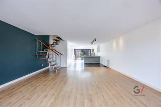 <p><strong>Ready-to-move-in, spacious apartment in Wilsele</strong></p><p>This surprisingly spacious apartment is for sale at 552 Aarschotsesteenweg in Wilsele. A nice bonus: it’s located above an electronics store, so you’re literally right at the source for your latest gadgets. From a delicious morning coffee from a brand-new coffee maker to fresh toast from a new toaster.</p><p>Inside, the spacious, light-filled living area immediately catches your eye—you’ll have plenty of room to comfortably fit a large seating area and dining table. With three full-sized bedrooms, there’s ample space for a family, a home office, or a hobby room. The absolute highlight of the home is the 26 m² terrace—a delightful extension of the living room where you can relax in peace or enjoy a cozy meal with friends.</p><p>Parking stress is a thing of the past thanks to the included parking space at the rear of the building. In addition, the location is a dream for commuters: thanks to the fast and direct connection to the E314, you’ll be on your way to your destination in no time, while the center of Leuven is also nearby. A unique opportunity for a lovely, central location!</p><p>Schedule your visit and contact Kim at Gilles Vastgoed today at +32 468 48 61 27 or kim@gillesvastgoed.be</p>