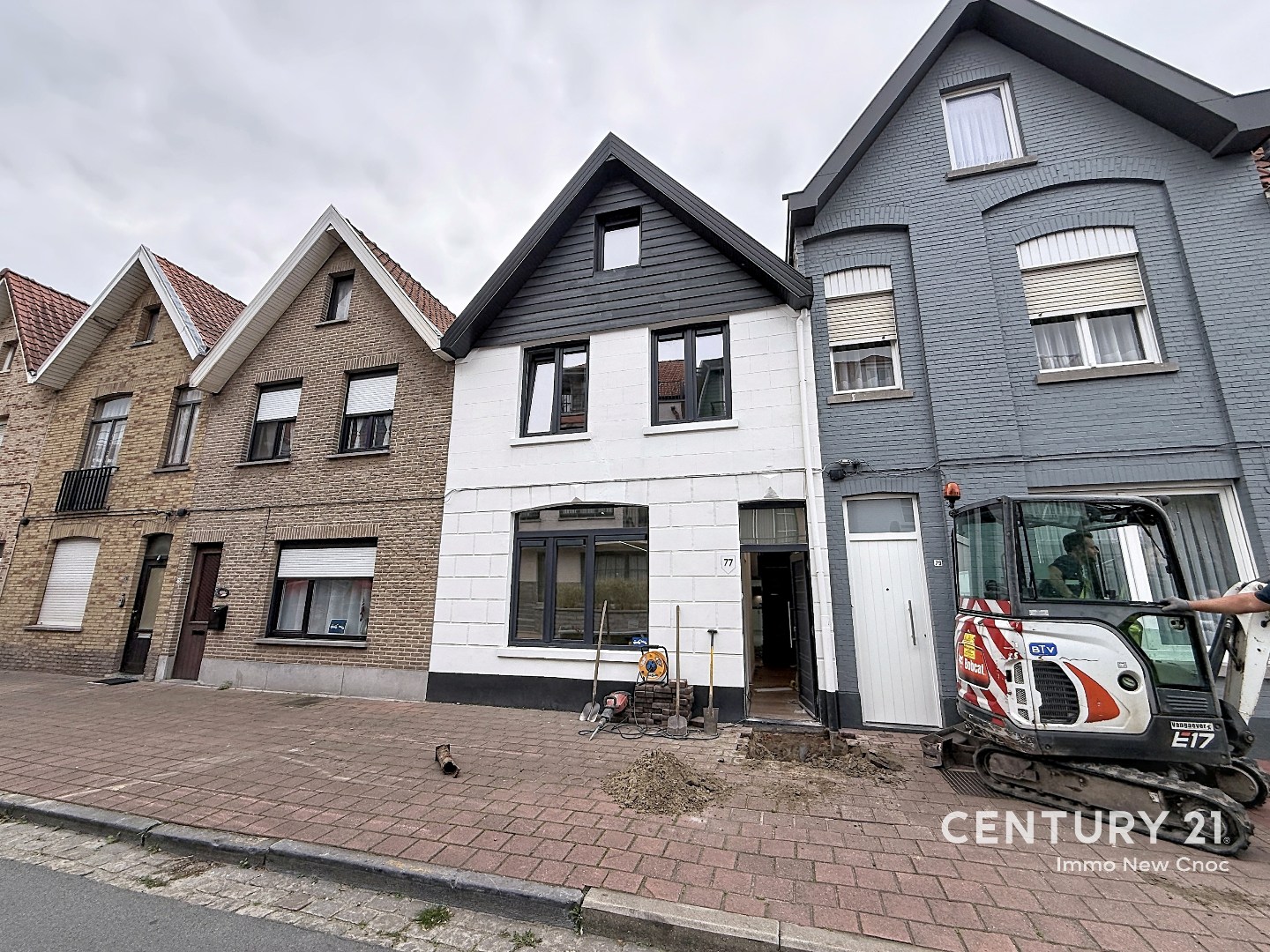 Centraal gelegen rijwoning. Inkomhal, woonkamer, keuken, 4 slaapkamers, 2 douchekamers met toilet, berging, stadstuintje