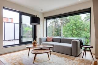 Gelegen op een goed bereikbare locatie bevindt zich dit energiezuinig appartement van ca. 110m² <br /><br /><span><strong>Indeling</strong></span><br /><br />Inkomhal met in gemaakte vestiairekasten - open leefruimte ingedeeld in een zithoek/eetkamer en een open geïnstalleerde keuken voorzien van alle hedendaags comfort. Aparte berging/wasplaats. 2 slaapkamers en op de verdieping een bureel. De badkamer is uitgerust met een inloopdouche en dubb. lavabo. Afzonderlijk toilet. <br /><br />Het terras is zuid georiënteerd. De tuin is mooi aangelegd en gemeenschappelijk in gebruik. Zeer verzorgd appartement op een goede locatie vlakbij winkels en openbaar vervoer.<br /><br /><span><strong>Bijzonderheden</strong></span><br /><br />1 autostaanplaats, alle ramen zijn voorzien van jaloezieën, achteraan zonnewering, lift, zuid terras met zicht op een groene omgeving zonder inkijk, ondergrondse privatieve berging, gemeenschappelijke fietsenberging met laadpunten. Gemeenschappelijke kosten 150 euro per maand (inbegrepen in kosten = algemeen onderhoud gemeenschappelijke delen + containerservice restafval + maandelijkse reiniging ramen buitenzijde + blokpolis + onderhoud van de individuele verw.ketel)<br /><br />Meer informatie te verkrijgen via ons kantoor: info@waterhuys.be - Vg-Wg-Gvv-Gvkr-Gmo