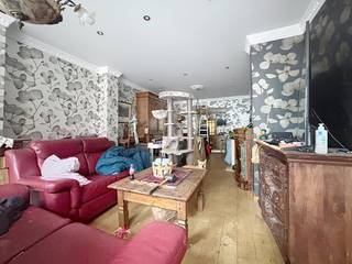 Te koop in Deurne - een te renoveren huis gelegen aan de Tweemonstraat 24 - met 3 ruime slaapkamers die eventueel kunnen ingedeeld worden als aparte studio op de bovenverdieping van dit huis te koop.De indeling van dit te koop aangeboden huis in Deurne is als volgt:Gelijkvloers:-inkomhal-woonkamer-eetkamer-keuken -apart toiet-kleine achterliggende koer-ruime kelderEerste verdieping:-ruime slaapkamer -ruime badkamerTweede verdieping:-2 slaapkamers die eventueel kunnen ingedeeld worden als aparte studioVoor een dagje Antwerpen stad met het gezin, kan je gemakkelijk het openbaar vervoer nemen.Winkels, bakkers, beenhouwers en meer bevinden zich op loopafstand.EPC Tweemontstraat 24 : 289 kWh / (m² jaar) (C)Ben jij geïnteresseerd in dit vastgoed te koop in Deurne? Aarzel dan niet om ons te contacteren. Het Dewaele vastgoedkantoor van Deurne aan de Turnhoutsebaan staat graag tot uw dienst.Had u graag een gratis schatting van uw eigendom? bel ons voor een vrijblijvend gesprek op 03/666.66.66 of mail naar deurne@dewaele.comBestuursmaatregelen in het maatregelenregister: in aanvraagVastgoedinlichtingen: in aanvraagBestuursmaatregelen in het maatregelenregister: nee