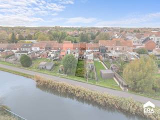 <p><strong>Gezellige op te frissen woning met tuin in hartje Ieper!</strong></p><p>Op wandelafstand van het <strong>stadscentrum</strong> én het <strong>treinstation</strong>, vind je deze op te knappen woning met tal van mogelijkheden. Met een beetje opfrissing maak je van dit huis een warme thuis, perfect gelegen voor wie houdt van het stadsleven gecombineerd met een gezellig stukje buitenruimte.</p><p><strong>INDELING:</strong></p><ul><li><strong>Gelijkvloers:</strong> Inkomhal, woonkamer met zit- en eethoek, aparte eetkamer, basis uitgeruste keuken en badkamer met ligbad.</li><li><strong>Kelder:</strong> Handige bergruimte.</li><li><strong>Eerste verdieping:</strong> Twee volwaardige slaapkamers.</li><li><strong>Zolderverdieping:</strong> Perfect om te vormen tot een <strong>derde </strong>slaapkamer, bureau of hobbyruimte.</li></ul><p>Buiten geniet je van een <strong>onderhoudsvriendelijke stadstuin met uitweg achteraan (handig voor fietsen/ vuilbakken).</strong></p><p>&#128161; <strong>Troeven:</strong></p><ul><li>Centrale locatie op wandelafstand van centrum en station</li><li>Mogelijkheid tot 3 slaapkamers</li><li>Gezellige stadstuin</li><li>Ideaal als starterswoning of investeringseigendom</li><li><strong>Uitweg achteraan de tuin</strong></li></ul><p><strong>Mis deze kans niet om van deze woning jouw volgende thuis te maken!</strong></p>