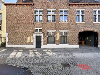Deze charmante studio bevindt zich in het hart van Brugge en biedt een ideale leefruimte voor wie houdt van een centrale en comfortabele omgeving...