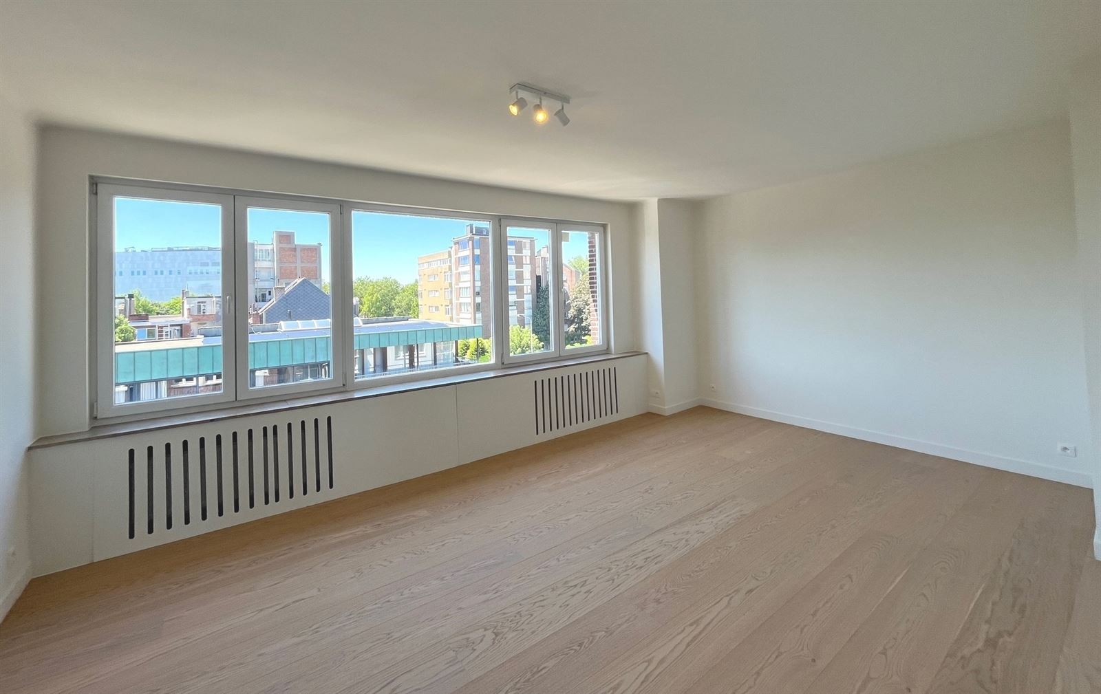 Volledig gerenoveerd appartement met ruim terras/tuin! - foto 4