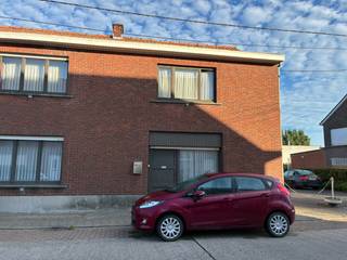 De woning bestaat uit gelijkvloers: leefruimte - ruime keuken - toilet - ruime veranda <br /><br />Verdieping: 2 slaapkamers - badkamer <br />Deze woning beschikt over een ruime veranda en een carport.