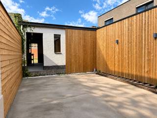 Leuke woning met aangename leefruimtes &amp; 4 slaapkamers nabij het centrum van Roeselare &amp; het Geitepark. Leuke stadstuin met uitweg! Indeling: Inkomhal met gastentoilet. Vooraan situeert zich de keuken die door de koper nog zelf kan gekozen worden. Berging met technieken &amp; wasplaats. Verdiep 1 heeft vier kamers en een badkamer. Lichtrijke woonkamer met moderne toets en zicht naar het ruime terras met bestaand bijgebouw, ideaal als tuinberging. Achterliggend gazon met uitweg, en eventuele mogelijkheid voor een (zij) garage bij te kopen. <br />Interesse voor een bezoekje: maggie@vastgoednorman.be of 0479402404.