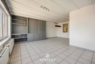 Voor meer info en foto’s, surf naar www.swevers.be – Dit instapklare appartement op de tweede verdieping, gelegen aan Radiostraat 34 bus 3...