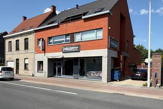 Dit handelsgelijkvloers van 190 m² is uitstekend gelegen op een commerciële toplocatie langs de Steenweg van Eke, de belangrijkste verkeersas in de omgeving. Dankzij de grote zichtbaarheid, de voortdurende passage van potentiële klanten en de ligging pal tegenover de Spar, geniet deze handelsruimte van een maximale commerciële uitstraling.<br /><br />De indeling van het gelijkvloers (zie grondplan bij de foto's) omvat een winkelruimte, een atelier, een berging met kitchenette, een opslagruimte en een toilet.<br /><br />Daarnaast is het mogelijk om ook het bovengelegen duplex appartement van maar liefst 200 m² te huur. EPC: B<br /><br />Bent u op zoek naar een ideaal gelegen handelszaak op een topligging? <br /><br />Contacteer Henry Van Tornhout voor bijkomende inlichtingen of een vrijblijvend plaatsbezoek via +32 474 13 37 93 of via henry@kmovastgoed.be