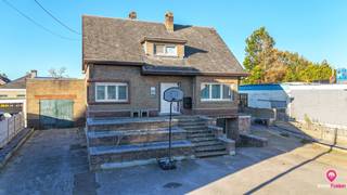 <p>Bij ImmoFusion 7/7 “open huis” : klik op onze 3D-TOUR.<br />Ervaar vastgoed alsof je er zelf doorloopt!</p>
<p>Stap binnen in deze veelzijdige woning met een <strong>vergunde loods van 110 m²</strong>, gelegen op een perceel van 762 m² in het hart van Beringen. Dit huis combineert een praktische indeling met veel lichtinval, ruime slaapkamers en een grote tuin, perfect voor gezinnen of ondernemers die wonen en werken willen combineren. De woning werd opgefrist in 2015 en is instapklaar, met <strong>EPC-label C</strong> voor een energiezuinig comfort.</p>
<p>Bij binnenkomst via de ruime inkomhal heb je direct toegang tot alle leefruimtes en de trap naar de bovenverdieping. Rechts vind je de gezellige woonruimte en de eerste eetruimte, links de tweede eetruimte met aansluitend de opgefriste keuken. De living is licht en ruim, met grote ramen die zorgen voor een aangename lichtinval. De woning beschikt over twee badkamers (één beneden en één boven, de bovenste dient verder afgewerkt te worden) en twee toiletten, voor extra comfort voor het hele gezin.</p>
<p>De volledige kelder met 2 slaapkamers biedt extra opslagruimte en praktische mogelijkheden. Op de bovenverdieping zijn er drie ruime slaapkamers, ideaal voor kinderen of een thuisbureau. De woning heeft een zolderruimte, perfect voor opslag of hobbyprojecten.</p>
<p>De ramen en deuren zijn van PVC met driedubbel glas, en het zadeldak is goed onderhouden. De woning is energiezuinig dankzij de aanwezige zonnepanelen (6.560 WP). Verwarming gebeurt via een efficiënt systeem dat de hele woning comfortabel houdt.</p>
<p>Buiten geniet je van een volledig omheind perceel met een tuin, die veel privacy biedt. De <strong>inpandige loods die ook apart bereikbaar is via de zijkant</strong> zorgt voor veel mogelijkheden, deze bevindt zich aan de achterkant en heeft een oppervlakte van <strong>110 m²</strong>, ideaal voor hobby’s, opslag of zelfstandige activiteiten.</p>
<p><strong>Pluspunten:</strong></p>
- Vergunde loods van 110 m²<br />- Veel lichtinval en ruime leefruimtes<br />- Opgefriste keuken en woonruimtes (2015)<br />- Twee badkamers en twee toiletten<br />- Zonnepanelen 6.560 WP<br />- Volledig onderkelderd<br />- 5 slaapkamers<br />- Inpandige garage en carport<br />- Energiezuinig, <strong>EPC C</strong><br />
<p>Gelegen in een rustige straat met uitstekende bereikbaarheid en nabij voorzieningen. Deze woning biedt een unieke combinatie van wooncomfort en praktische mogelijkheden.</p>
<p>Voor een bezichtiging ter plaatse of meer info, bel ons op 078/78.78.70, of kom gewoon binnen op ons kantoor, steeds welkom!</p>