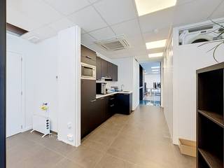 Op zoek naar een centraal gelegen en volledig afgewerkte kantoorruimte voor jouw team? In het centrum van Zomergem komt deze praktische en aangename kantoorruimte van 54 m², inclusief de aansluitende vergaderruimte. De ruimte is ideaal voor een team van 6 à 7 personen.<br /><br />De kantoorruimte is volledig afgewerkt en voorzien van verlichting, warmtepomp, airconditioning en een vaste internetverbinding. De aparte vergaderruimte sluit rechtstreeks aan en is ideaal voor meetings, overlegmomenten of klantenafspraken.<br /><br />Daarnaast kan je gebruikmaken van de gemeenschappelijke delen, waaronder een toilet, berging en volledig uitgeruste keuken. Elektriciteit, water en internet zijn inbegrepen in de huurprijs.<br /><br />De centrale ligging zorgt voor een uitstekende bereikbaarheid. Een bushalte bevindt zich op minder dan 500 meter en in de nabije omgeving vind je diverse winkels, broodjeszaken, bakkers en andere voorzieningen. Ook met de wagen is de kantoorruimte vlot bereikbaar. Parkeren kan in de straat of op de openbare parking op minder dan 200 meter.<br /><br />Extra kantoorruimte mogelijk<br /><br />Heb je nood aan nog meer ruimte? Dan is er de mogelijkheid om een bijkomende kantoorruimte van 75 m² bij te huren. Zo kan de beschikbare ruimte flexibel worden afgestemd op de noden en groei van jouw onderneming.<br /><br />De totaalprijs voor het huren van de extra kantoorruimte bedraagt € 2.000 per maand, excl. btw. Ook hierbij zijn elektriciteit, water en internet inbegrepen.