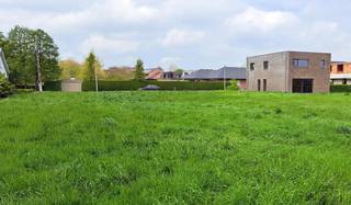 Prachtig gelegen bouwgrond te koop in Roeselare palend aan bosgebied. Tal van mogelijkheden voor zelfstandigen: het bouwen van een residentiële...
