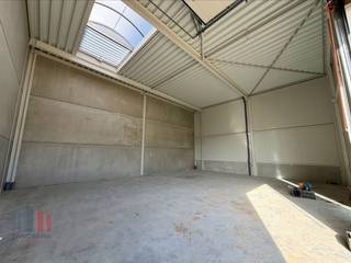<strong>Nieuwbouw KMO-unit</strong> met een oppervlakte van <strong>154 m² </strong>te koop op de nieuwe bedrijvenzone <strong>"STADSBEEMD"</strong>. Grotere oppervlaktes zijn eveneens mogelijk. Strategisch gelegen nabij de bedrijvige Staatsbaan met een vlotte verbinding naar de E314 en het Klaverblad te Lummen.<br /><br />De hoogkwalitatieve <strong>casco magazijn</strong> (brandklasse C) met een <strong>vrije hoogte van 6 m</strong> is toegankelijk via een <strong>automatische sectionale poort </strong>(4,5 m H x 4  m B) en beschikt over een <strong>afzonderlijke toegangsdeur</strong>. De unit is volledig geïsoleerd en afgewerkt met een polybetonvloer met een draagkracht van <strong>1 t/m²</strong>. Verder is de ruimte uitgerust met een lichtstraat met rookluik.<br /><br />Tevens aanwezigheid van <strong>2 privatieve parkeerplaatsen</strong> en de mogelijkheid tot het plaatsen van een tussenvloer. Voorziene oplevering<strong> 05/2026</strong>. Ruime parkeer- en manoeuvreerruimte op de site.<br /><br />Contacteer<strong> PANORAMA B2B</strong> voor bijkomende inlichtingen, plannen of een vrijblijvend plaatsbezoek <strong>0474 17 17 15.</strong>