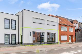 <strong>IDEALIS VASTGOED - HANDELSRUIMTE MET TAL VAN MOGELIJKHEDEN OP EEN TOPLOCATIE NABIJ HET CENTRUM VAN HEPPEN (LEOPOLDSBURG)! Dit handelspand van +- 90m² is gelegen langs de Diestersteenweg waardoor het een toplocatie is om handel te drijven met parkeergelegenheid achter het pand. Gemakkelijk te bereiken te voet, per auto én openbaar vervoer en gelegen op een absolute zichtlocatie langs een drukke doorgansweg en nog volledig naar eigen smaak af te werken en in te richten!<br /><br />LIGGING: </strong><br />Deze handelsruimte is gelegen vlakbij de dorpskern van Heppen en verder centraal t.o.v. woonkernen zoals Leopoldsburg, Beringen en Ham. Tevens biedt deze handelsruimte door de centrale ligging een vlotte verbinding naar autosnelweg E314. Deze handelsruimte is gelegen langs de doorgangsweg de Diestersteenweg waardoor er een enorme visibiliteit is.<br /><br /><strong>INDELING: </strong><br /><strong>Handelsruimte: </strong><br />– Handelsruimte – technische ruimte – toilet – opbergruimte –<br /><br /><strong>Parking:</strong><br />- Er is private parkeergelegenheid voorzien aan de achterzijde van de handelsruimte -<br /><br /><strong>BIJZONDERHEDEN:</strong><br />- Toplocatie Heppen, Leopoldsburg<br />- Gegeerde locatie voor het starten van eigen zaak/kantoor, op een prominente plaats nabij het centrum van Heppen, Leopoldsburg!<br />- Nog volledig naar eigen smaak af te werken/in te richten<br />- Scherpe prijsstelling voor een goed gelegen handelsruimte!!<br /><br /><strong>Stedenbouwkundige Inlichtingen:</strong><br />Bouwvergunning – Woongebied – Geen dagvaarding – Geen voorkooprecht – Geen verkavelingsvergunning<br /><br /><strong>E-peil: </strong>EPC 271 kWh/m²jaar <strong> <br />Certificaatnummer: </strong>71034-G-OMV_2018061677/EP01346/A001/D01/SD003<br /><br /><strong>O-peil: </strong>niet overstromingsgevoelig<br />P-Score: D<br />G-Score: D<br /><br /><strong>Benieuwd naar deze handelsruimte?<br />Wenst U advies omtrent uw eigen woning? Graag plannen wij vrijblijvend met U een afspraak in om onze expertise met U te delen, steeds tot Uw dienst!!<br />Neem contact op met IDEALIS VASTGOED op 011/515 565 of mail naar info@idealisvastgoed.be!</strong><br />