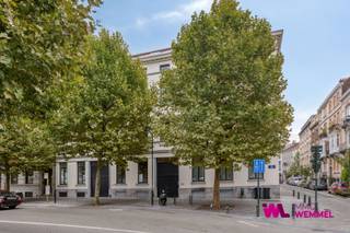 Deze recent gebouwde studio uit 2020, gelegen op de eerste verdieping, verkeert in zeer goede staat en heeft een oppervlakte van 46m². Bij het binnenkomen kom je terecht in een inkomhal die uitgeeft op de lichtrijke leefruimte met open, volledig ingerichte keuken. Aansluitend bevindt zich het terras van 7,43 m², waar je aangenaam kan vertoeven. De flat beschikt over een afzonderlijke douchekamer, een afzonderlijk toilet en een praktische wasruimte met aansluiting voor wasmachine en droogkast.<br />Kelder nr. 51 is inbegrepen in de prijs. Er is bovendien de mogelijkheid om parkeerplaats P10 aan te kopen aan 35.000 €.<br />Met een EPC-label C combineert deze flat comfort met een gunstige energieprestatie. Dankzij de moderne afwerking, het comfortabele terras en de centrale ligging vormt dit een ideale starterswoning of een interessante investering.