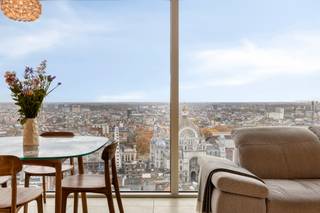 Exclusief appartement, gelegen op de 21ste verdieping van de Antwerp Tower.Indeling:Via de centraal gelegen inkomhal heeft men toegang tot alle...