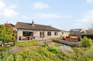 Te koop: rustig gelegen gelijkvloerse open bebouwing met 3SLK, CARPORT en TUIN!In een rustige buurt in Izegem, bevindt zich deze gelijkvloerse...