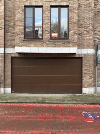 éénslaapkamerappartement op de 1ste verdieping en bijhorende garage in Residentie Begijnenbrug.<br /><br />Bewoonbare oppervlakte 55 m2 . EPC-label C.<br /><br />Appartement omvat : inkomhal, lichtrijke living en eetruimte met aansluitend de keukenhoek, één slaapkamer, badkamer en berging, op het gelijkvloers bevindt zich de garage .<br /><br />Centrale verwarming op gas.<br /><br />Topligging in het centrum van Tienen , E40 ,winkels op 300 m en Station in de nabijheid .<br />