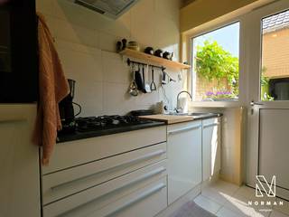 Gerenoveerde, instapklare woning met mogelijkheid tot 3 slaapkamers op een vlot bereikbare ligging in Hulste!<br /><br />Op het gelijkvloers van deze ruime, stevige woning vinden we een inkomhall, een toilet, een lichtrijke leefruimte, een gezellige zitruimte, en een ingerichte keuken die rechtstreeks toegang biedt tot het zonnige tuintje mét grote tuinberging en uitweg. <br /><br />Op de eerste verdieping vinden we 2 ruime slaapkamers en een badkamer met lavabomeubel, toilet en bad/douchecombi. De 2e verdieping is bereikbaar via een vaste trap en biedt nog tal van mogelijkheden qua inrichting (bvb 3e slaapkamer of bureauruimte). Er is ook een opbergzolder aanwezig. Regenwaterput van 5000 liter.<br /><br />Troeven:<br />+ 166m² bewoonbare oppervlakte<br />+ EPC C – geen renovatieplicht<br />+ Elektriciteit conform<br />+ Commerciële ligging