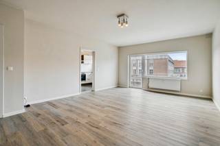 Cet appartement de 2 chambres prêt à emménager à vendre est situé dans le centre d'Avelgem. Avec une surface habitable de 86 m² et une terrasse, cette maison allie espace et confort dans un emplacement idéal.<br /><br />Le salon lumineux offre une atmosphère ouverte et aérée, idéale pour des moments conviviaux. La cuisine moderne est entièrement équipée et en bon état.<br /><br />Cet appartement convient comme immeuble d'investissement à Avelgem, n'oubliez pas de consulter notre rapport de retour détaillé.<br /><br />Achat obligatoire d'un box de garage : 20 000,00€<br /><br />MISE EN PAGE<br /><br />hall d'entrée - toilettes - salon lumineux avec coin repas - cuisine entièrement équipée - débarras/buanderie - balcon - chambre 1 - chambre 2 - salle de bain (douche à l'italienne et lavabo) - terrasse orientée sud <br /><br />Boîte de garage<br /><br />POINTS FORTS<br />+ Entièrement peint récemment<br />+ Prêt à emménager <br />+ Situé au centre<br /><br />Prenez rendez-vous dès maintenant et venez découvrir ce magnifique appartement ! <br />Pour plus d'informations, veuillez nous contacter par mail (matisse.vandererven@dewaele.com) ou par téléphone (0472 18 64 20).<br /><br /><br /><br />Registre des mesures: non