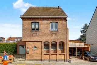 Bij aankomst valt meteen de royale parkeergelegenheid en de ruime garage op – ideaal voor wie comfort en praktisch gemak belangrijk vindt. Binnenin geniet je van een warme en lichtrijke leefruimte met een prachtig zicht op de gezellige tuin, waar het heerlijk vertoeven is.<br /><br />De woning beschikt momenteel over 2 ruime slaapkamers, met de mogelijkheid om eenvoudig uit te breiden naar maar liefst 4 slaapkamers – perfect voor groeiende gezinnen of wie extra ruimte zoekt voor een bureau of hobbykamer.<br /><br />De geïnstalleerde keuken nodigt uit tot gezellig koken, terwijl de badkamer op de bovenverdieping (met douche, lavabo en toilet) en het aparte gastentoilet zorgen voor extra comfort. Bovendien is er een ruime zolder en heel wat handige opbergruimte aanwezig.<br /><br />Dankzij de solide basis en het grote potentieel is dit niet alleen een ideale gezinswoning, maar ook een slimme investering met toekomstmogelijkheden.<br /><br />Laat je verrassen door de ruimte, de ligging en de mogelijkheden van deze woning – een unieke kans die je niet mag missen!<br /><br />Het epc dient nog aangepast te worden omdat de keurder geen rekening heeft gehouden met de verwarming op mazout.