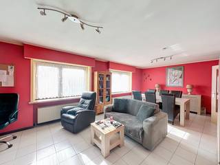 Dit appartement is gelegen aan de rand van het centrum van Maldegem, grenzend aan het Reesinghebos.De indeling omvat een inkomhal met vestiaire,...