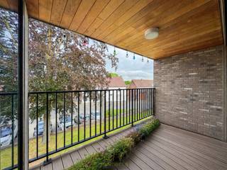 ASSISTENTIEFLAT vlakbij de kerk van Viane (Geraardsbergen). Deze KWALITATIEVE ASSISTENTIEFLAT vinden we op de 1ste verdieping van de recente residentie (2016), genietend van een VLOT BEREIKBARE LOCATIE OP KORTE AFSTAND van Geraardsbergen. Hier vind je zeker en vast de RUST die je zoekt! Het appartement geniet van een PERFECTE STAAT waardoor u onmiddellijk kan intrekken in uw nieuwe thuis. EXTRA FACILITEITEN van deze residentie zijn onder andere de GEMEENSCHAPPELIJKE ZAAL waar men samenkomt voor een babbeltje en een koffie, een aangenaam terras,... ZORGELOOS GENIETEN & ZELFSTANDIG WONEN met alle comfort of aankopen als INVESTERING? Dit is de ideale OPPORTUNITEIT!<br />De indeling van het appartement gaat als volgt: we betreden de flat en komen meteen terecht in de woonkamer met open keuken en aangenaam terras. Verder beschikt het appartement nog over 1 ruime slaapkamer, een berging en een praktische badkamer met gemakkelijk toegankelijke inloopdouche. Ook is er nog een privatieve, extra brede autostaanplaats en gemeenschappelijke berging voorzien in de kelder. <br /><br />Adres: Edingseweg 537 bus 11 te Viane (Geraardsbergen)<br /><br />EPB: 84kWh/m², G-score en P-score A, Geen renovatieverplichting, Bestuursmaatregelen in het maatregelenregister: Neen