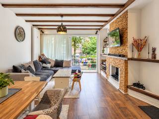 Op zoek naar een appartement in Borgerhout met ruimte, comfort en een groene omgeving? Dan is dit volledig gerenoveerde appartement aan de Bikschotelaan 232 zeker een bezoek waard!
De ruime en lichtrijke woonkamer met sfeervolle houten accenten sluit naadloos aan op de volledig ingerichte open keuken. Dankzij de grote raampartijen geniet je van veel natuurlijk licht en een aangenaam ruimtegevoel.
Het appartement beschikt over 3 slaapkamers, een stijlvolle badkamer met inloopdouche en dubbele wastafel, een afzonderlijk gastentoilet en een praktische berging.
Een absolute troef zijn de twee terrassen, waar je heerlijk kunt ontspannen met uitzicht op de groene omgeving en de verzorgde gemeenschappelijke tuin.
Dankzij het gunstige EPC-label B (116 kWh/m²/jaar), de conforme elektrische installatie en de aanwezige airconditioning geniet je bovendien van extra wooncomfort.
De ligging in Borgerhout is ideaal: winkels, scholen, openbaar vervoer en belangrijke invalswegen bevinden zich in de nabije omgeving. Ook het centrum van Antwerpen en Deurne zijn vlot bereikbaar.
Troeven op een rij
- Volledig gerenoveerd en instapklaar
- 3 volwaardige slaapkamers
- Gunstig EPC-label B – 116 kWh/m²/jaar
- Elektrische installatie conform
- Centrale verwarming op stookolie
- Privatieve kelderberging
- Ondergrondse autostaanplaats
- 2 aangename terrassen
- Airconditioning en lift aanwezig
- Verzorgde gemeenschappelijke tuin
- Centrale ligging in Borgerhout
Belangrijk: De ondergrondse autostaanplaats is verplicht mee aan te kopen voor € 20.000 boven op de vraagprijs van het appartement. Het asbestattest is momenteel in opmaak.
Jouw nieuwe thuis begint bij Cicero Immo!
Zie jij jezelf hier al wonen? Wacht dan niet langer en plan jouw persoonlijke rondleiding met Cicero Immo! Wij begeleiden je met plezier, persoonlijk en professioneel, bij elke stap naar jouw nieuwe thuis.
Voor meer informatie zie website: https://www.cicero.immo/aanbod/2140-bikschotelaan-232-101
Contacteer ons rechtstreeks:
**📞 0477 88 99 92
✉️ info@cicero.immo
🌐 www.cicero.immo
