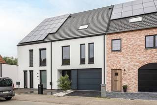 Deze instapklare energiezuinige woning bestaat op het gelijkvloers uit een inkomhal, apart toilet, een ruime leefruimte met zithoek en aansluitend...